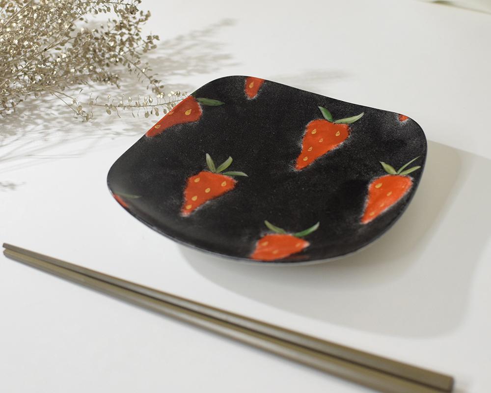いちご×黒の角皿15㎝1枚目の画像