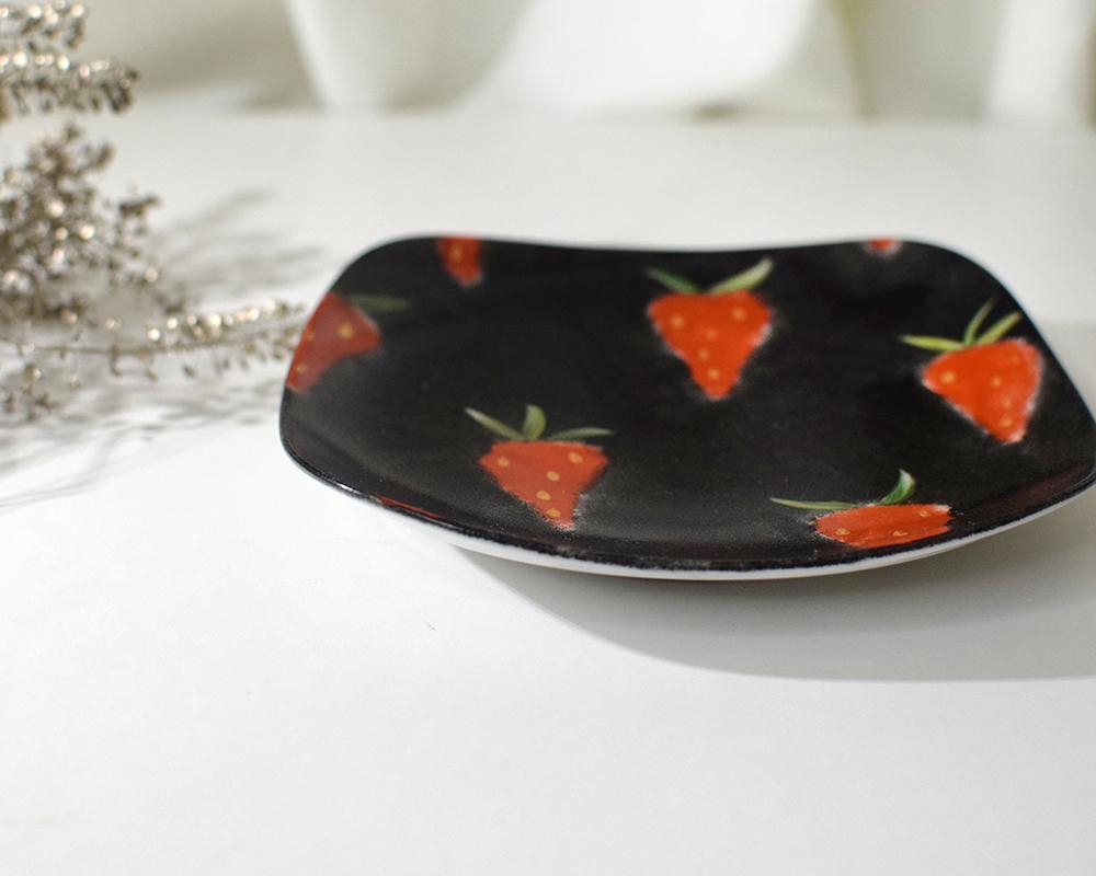 いちご×黒の角皿15㎝ | 3枚目