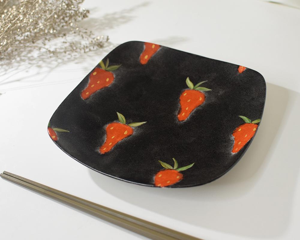 いちご×黒の角皿19㎝
