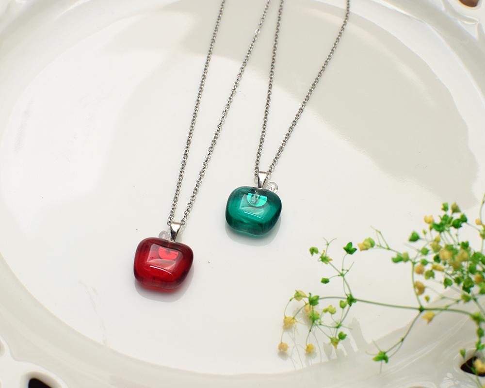 りんごのガラスネックレス（赤／緑）ステンレス | 4枚目