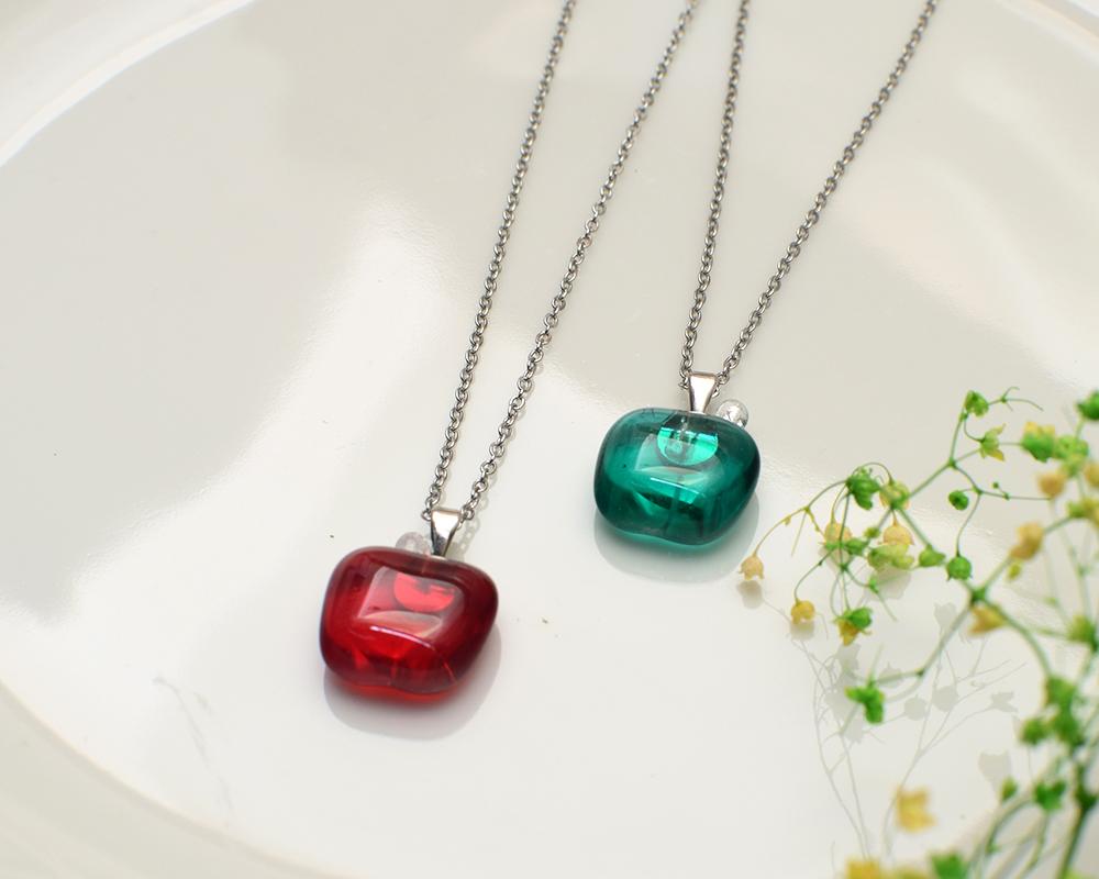 りんごのガラスネックレス（赤／緑）ステンレス | 5枚目