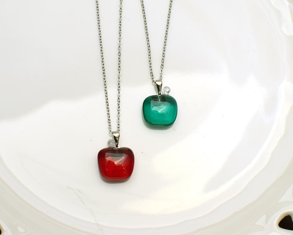 りんごのガラスネックレス（赤／緑）ステンレス | 3枚目