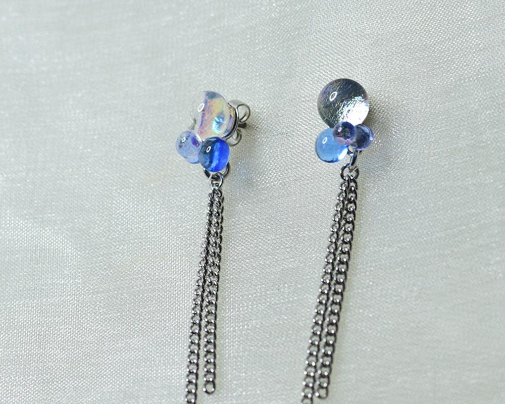 小さなガラス粒ピアス（ブルー） | 4枚目