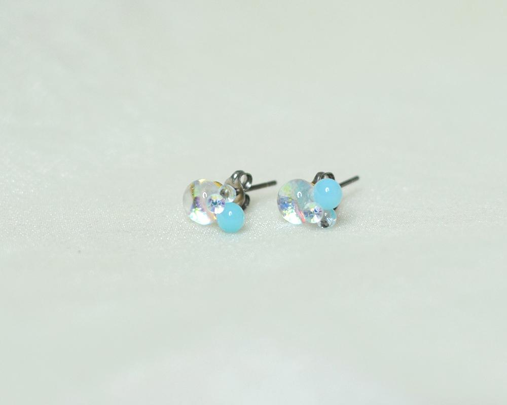 小さなガラス粒ピアス（ターコイズ） | 4枚目