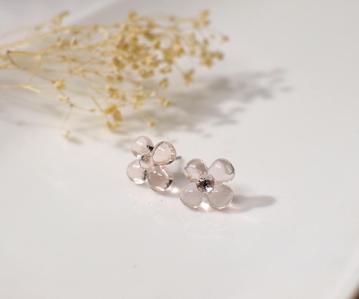 ぷっくり小花ガラスのピアス（ペールピンク） | 2枚目