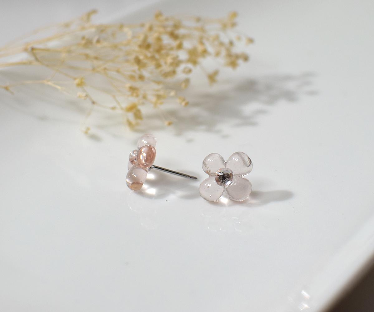 ぷっくり小花ガラスのピアス（ペールピンク） | 3枚目