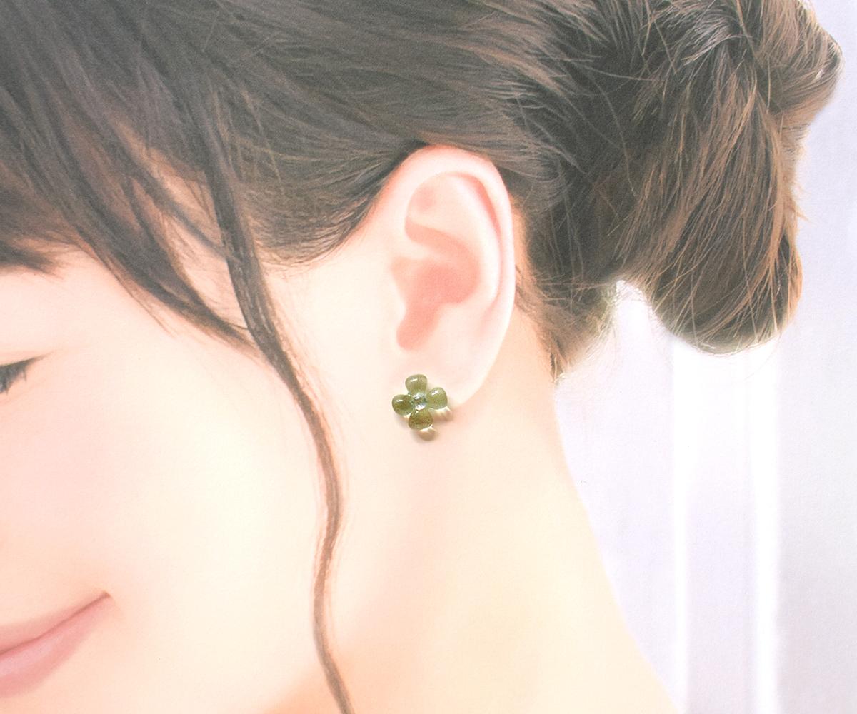 ぷっくり小花ガラスのピアス（ペールピンク） | 6枚目