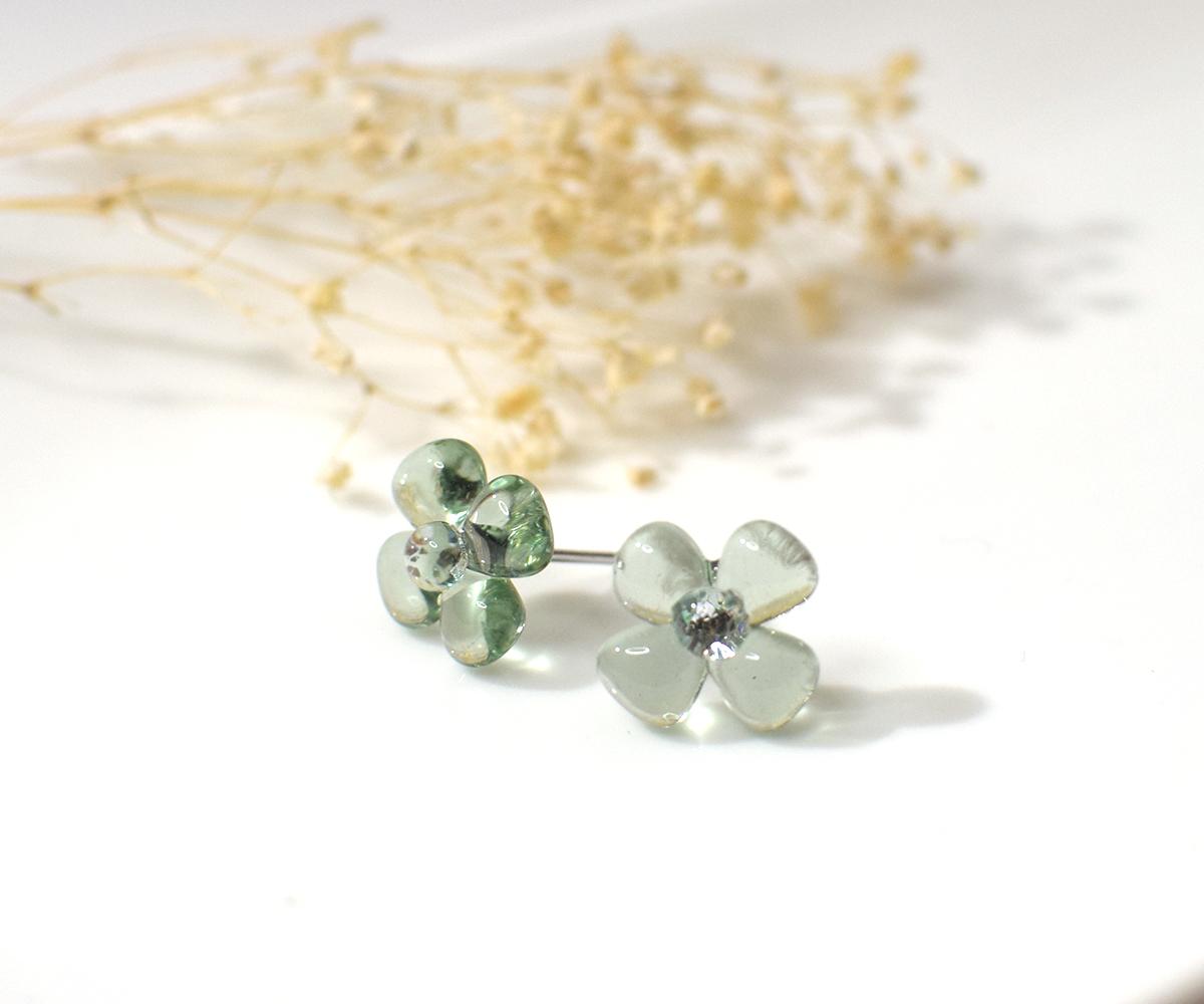 ぷっくり小花ガラスのピアス（ペールグリーン）