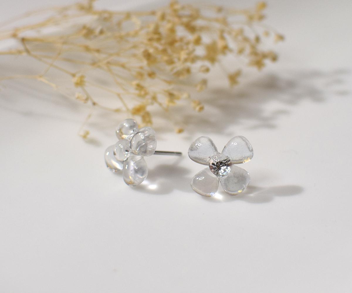ぷっくり小花ガラスのピアス（クリスタル）1枚目の画像