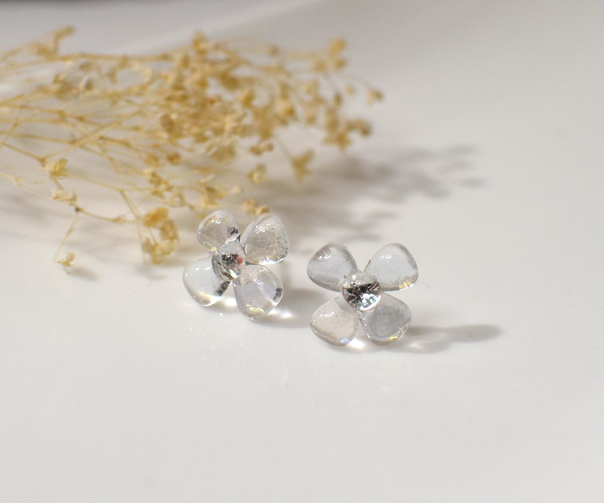 ぷっくり小花ガラスのピアス（クリスタル） | 2枚目