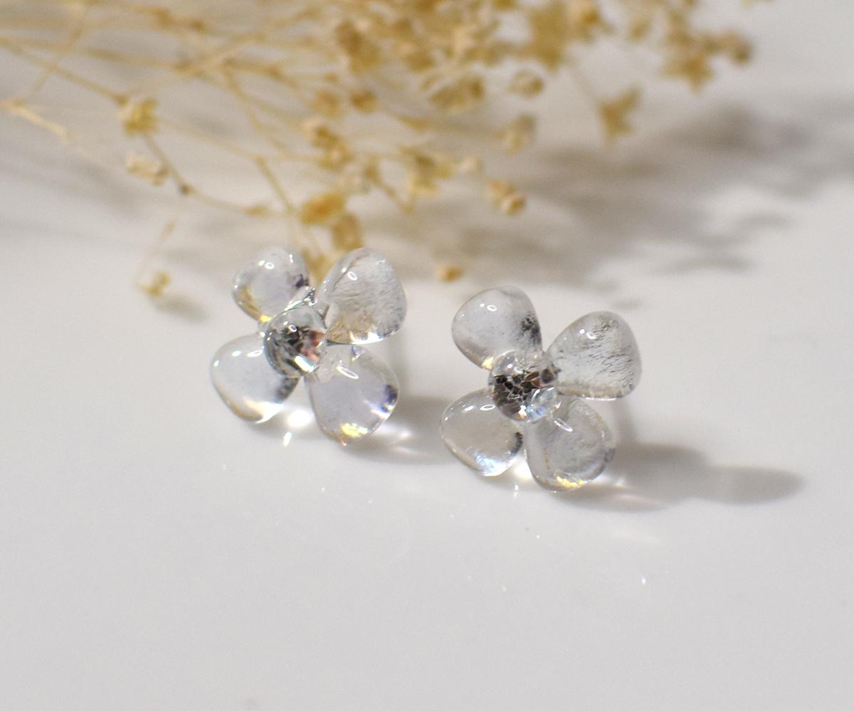 ぷっくり小花ガラスのピアス（クリスタル） | 3枚目