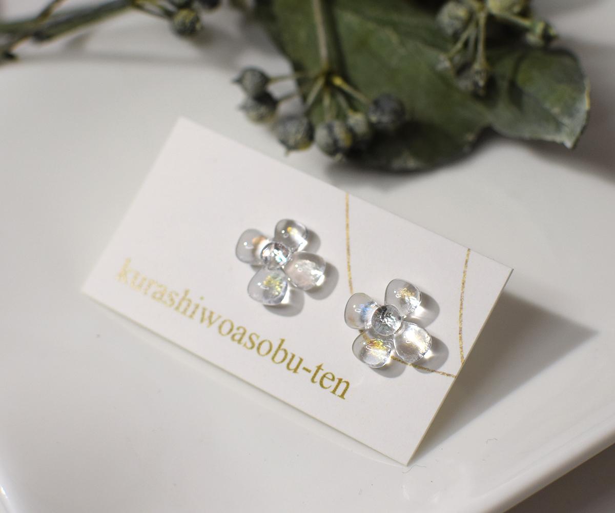 ぷっくり小花ガラスのピアス（クリスタル） | 4枚目