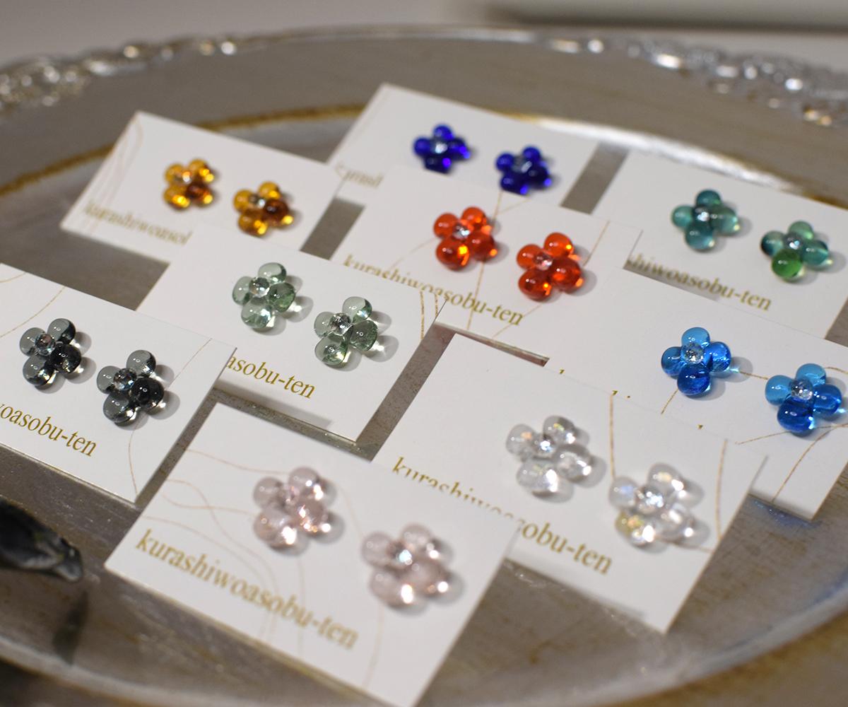 ぷっくり小花ガラスのピアス（クリスタル） | 8枚目