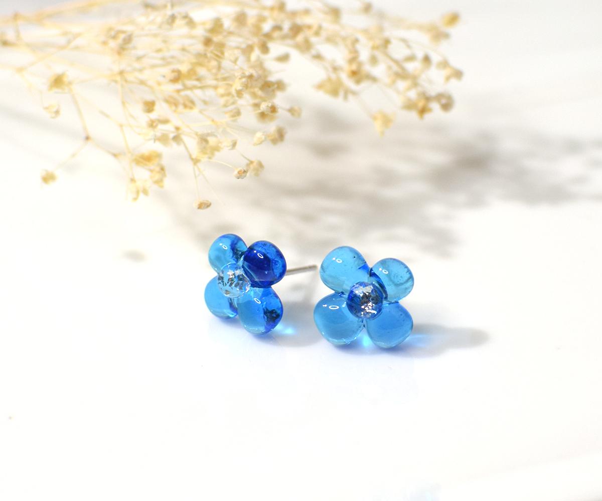 ぷっくり小花ガラスのピアス（ブルー）1枚目の画像