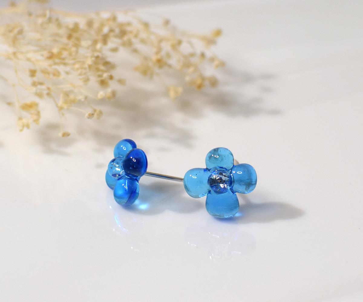 ぷっくり小花ガラスのピアス（ブルー） | 2枚目