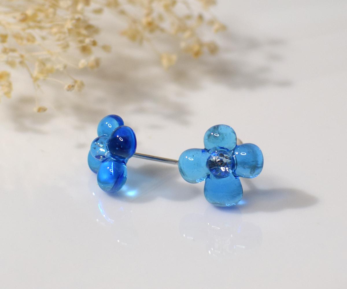 ぷっくり小花ガラスのピアス（ブルー） | 3枚目