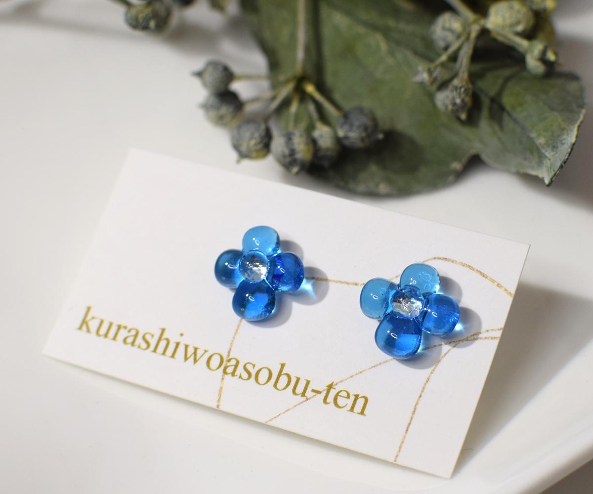 ぷっくり小花ガラスのピアス（ブルー） | 5枚目