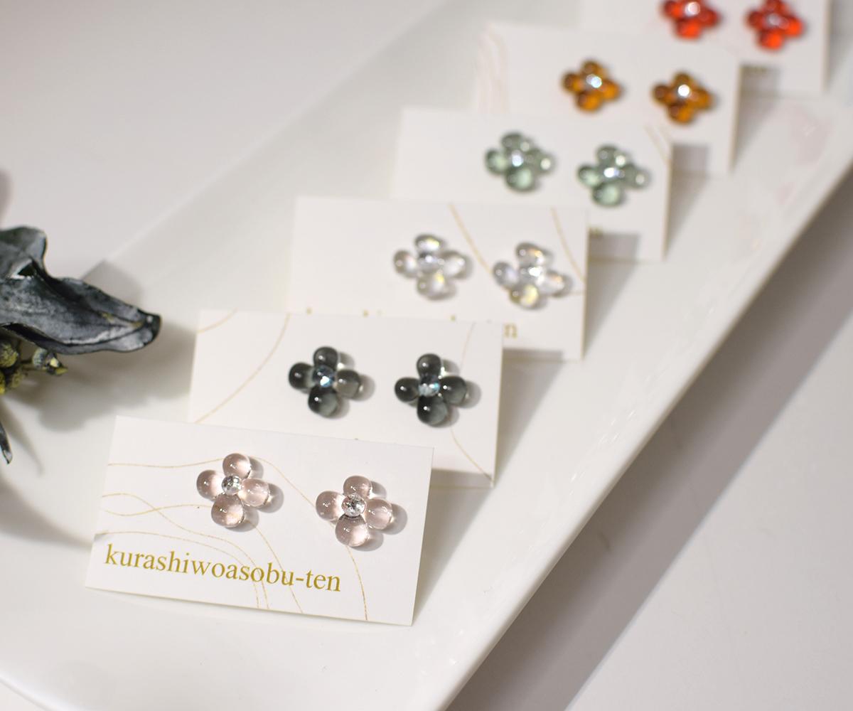 ぷっくり小花ガラスのピアス（ブルー） | 7枚目