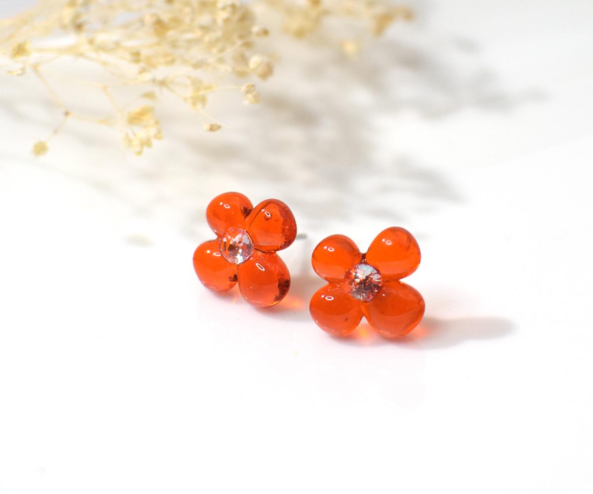 ぷっくり小花ガラスのピアス（オレンジ）1枚目の画像