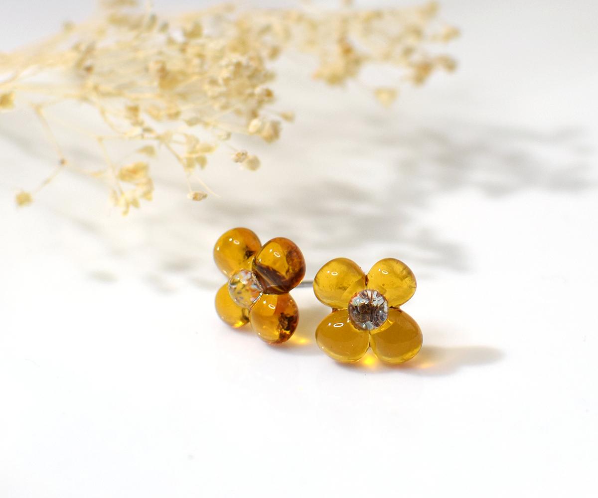 ぷっくり小花ガラスのピアス（ブラウン）1枚目の画像