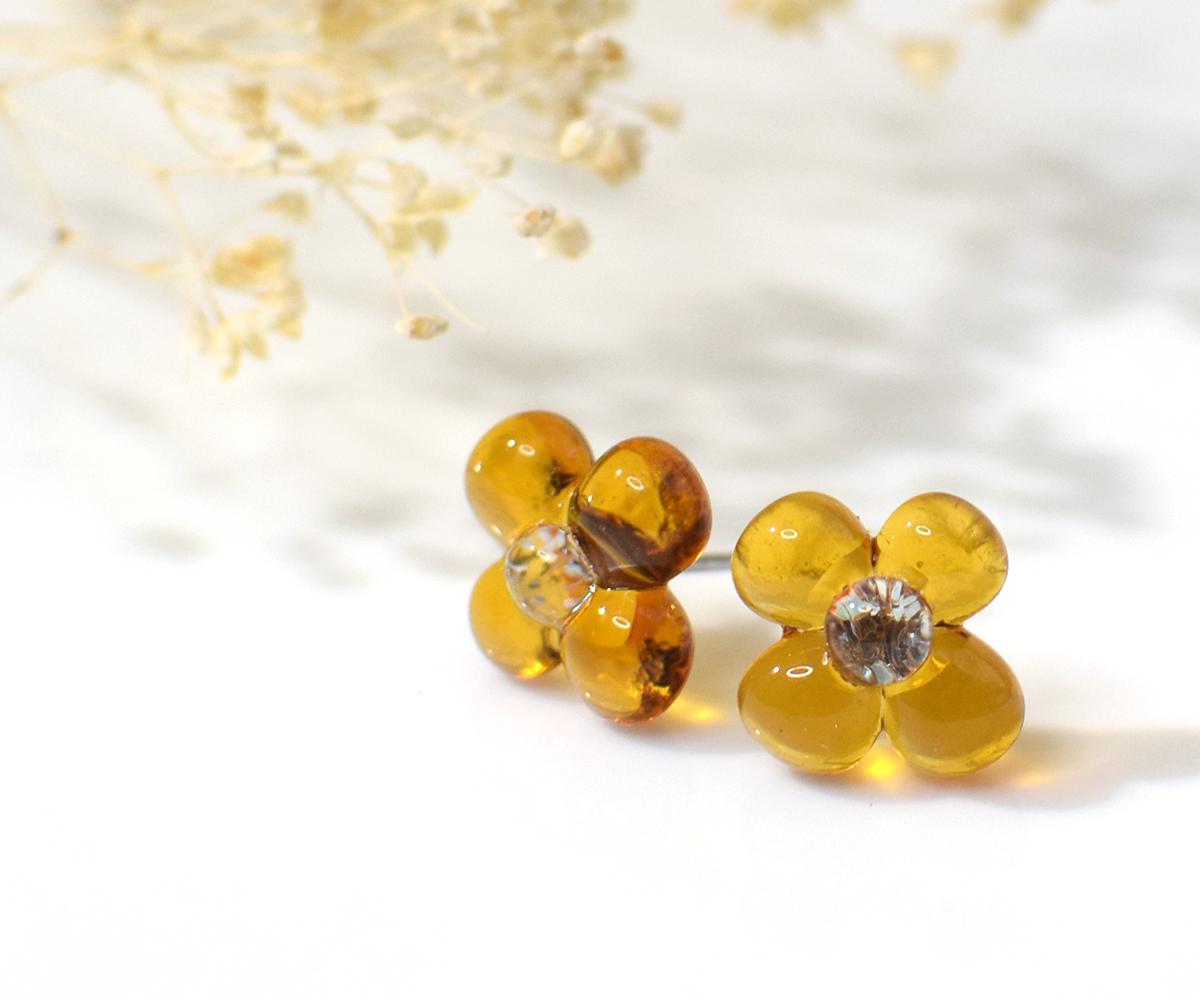 ぷっくり小花ガラスのピアス（ブラウン） | 2枚目