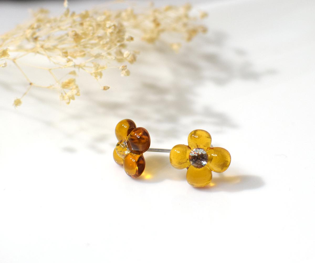 ぷっくり小花ガラスのピアス（ブラウン） | 3枚目