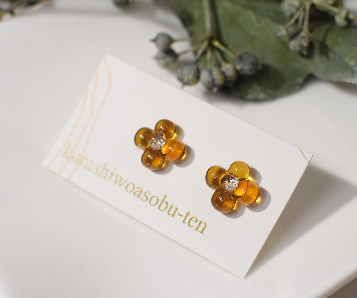 ぷっくり小花ガラスのピアス（ブラウン） | 4枚目
