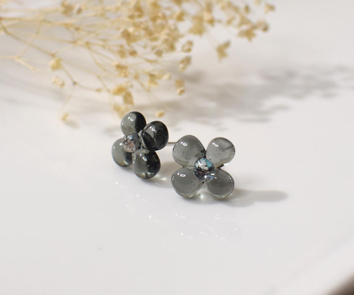 ぷっくり小花ガラスのピアス（グレー）1枚目の画像