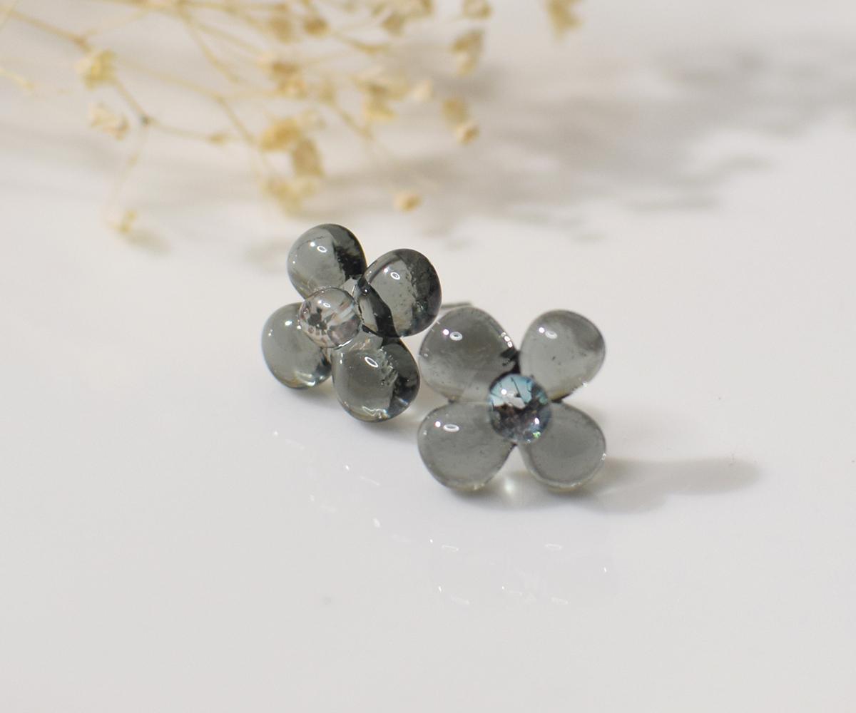 ぷっくり小花ガラスのピアス（グレー） | 2枚目