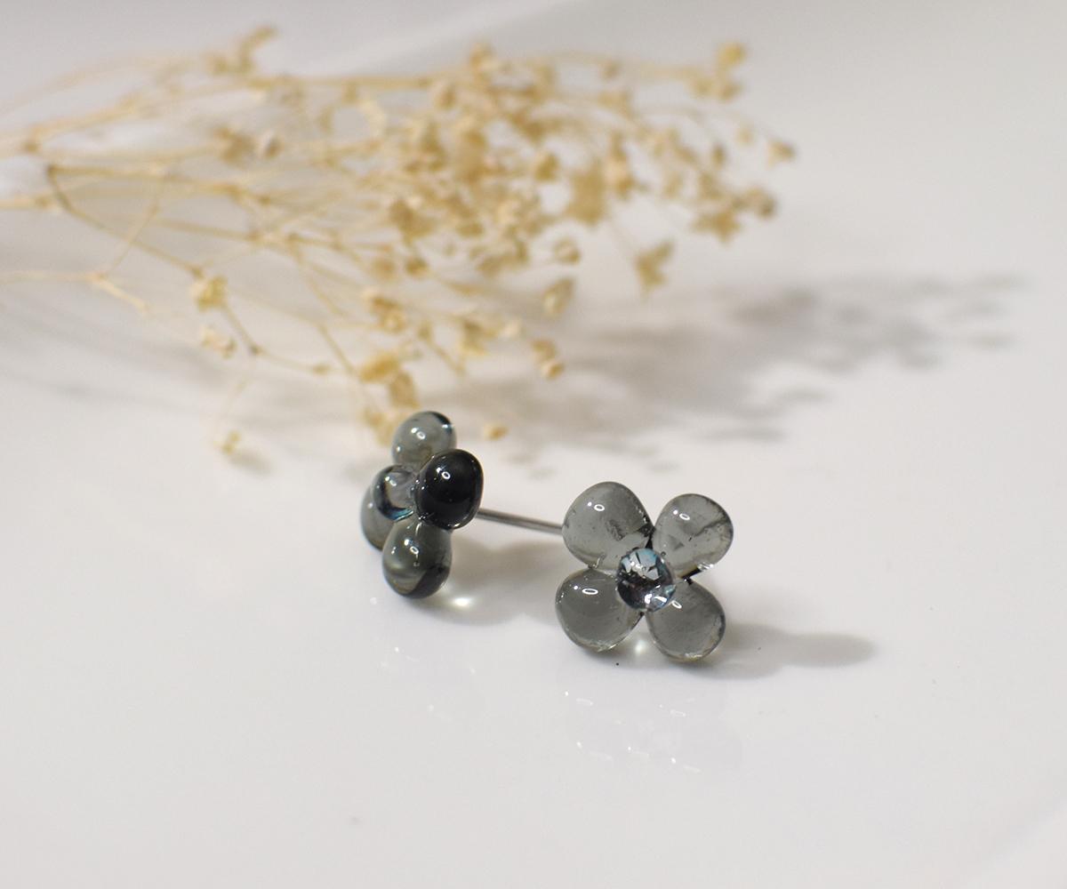 ぷっくり小花ガラスのピアス（グレー） | 3枚目