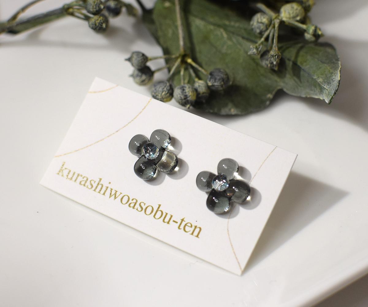 ぷっくり小花ガラスのピアス（グレー） | 5枚目
