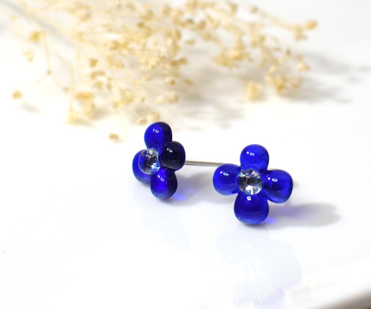 ぷっくり小花ガラスのピアス（ネイビー）1枚目の画像
