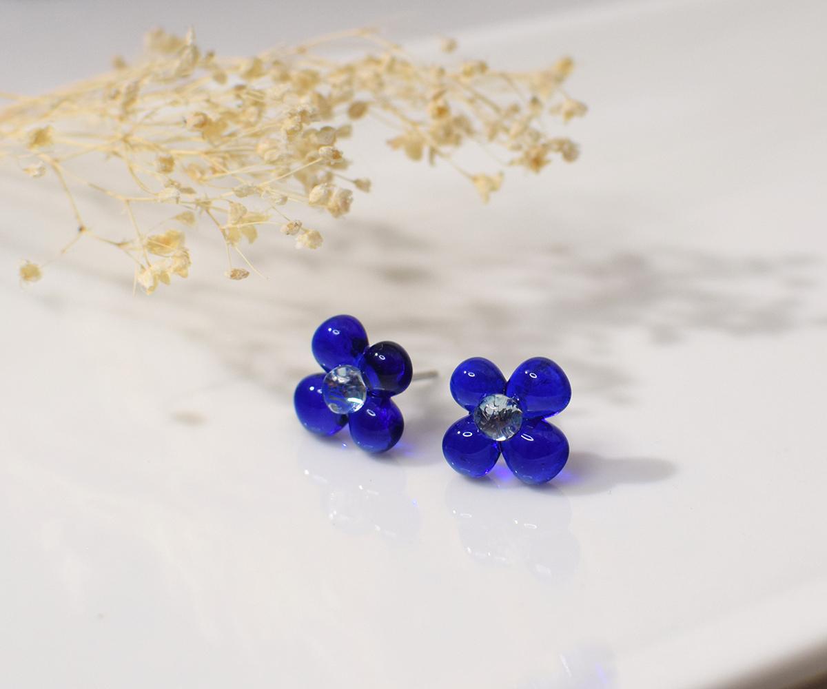 ぷっくり小花ガラスのピアス（ネイビー） | 2枚目
