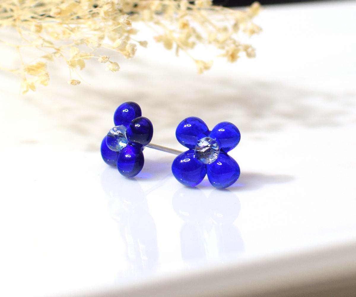ぷっくり小花ガラスのピアス（ネイビー） | 3枚目