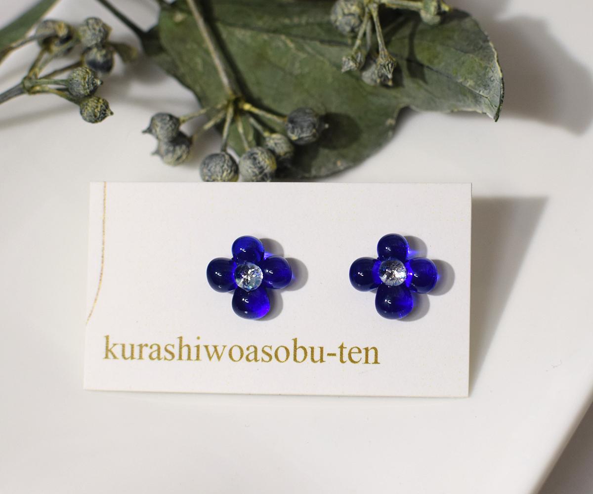 ぷっくり小花ガラスのピアス（ネイビー） | 6枚目