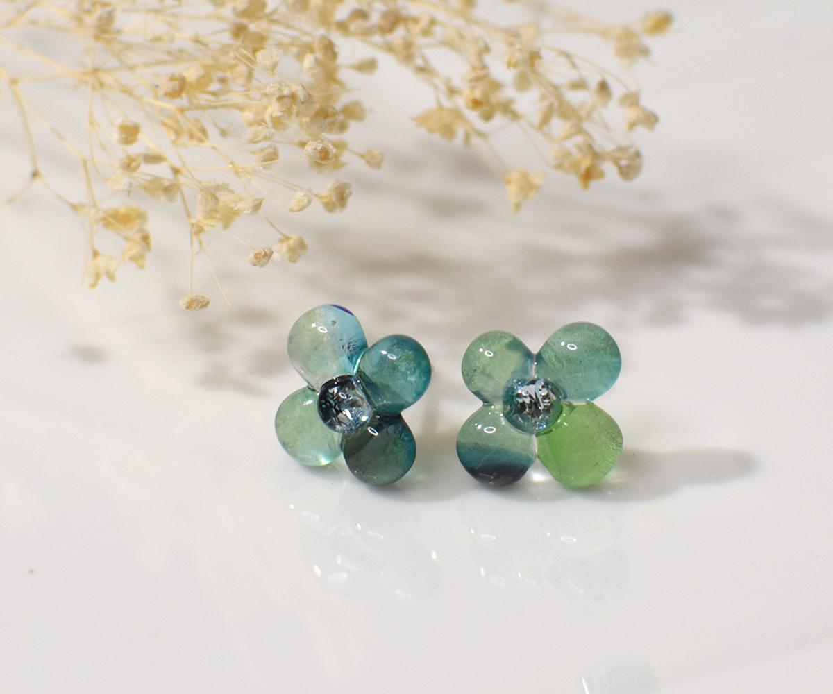 ぷっくり小花ガラスのピアス（グラデーショングリーン）1枚目の画像