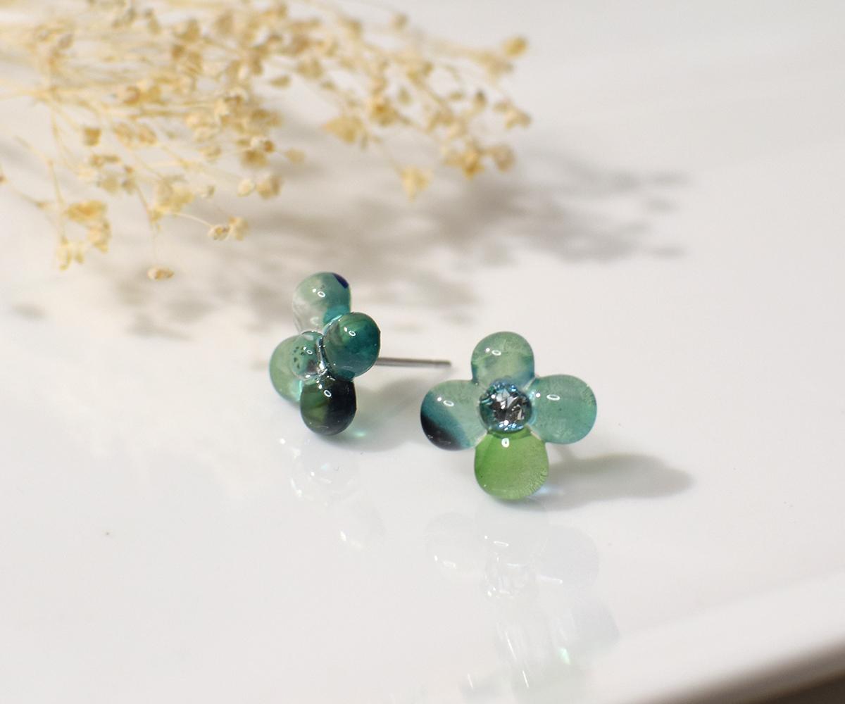 ぷっくり小花ガラスのピアス（グラデーショングリーン） | 2枚目