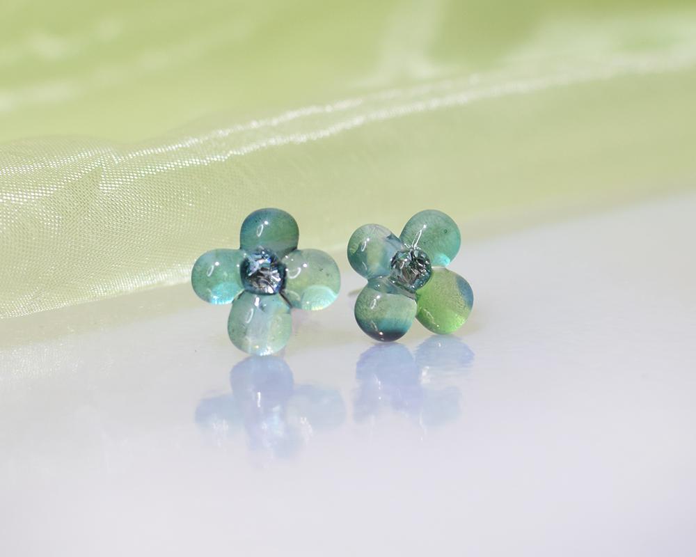 ぷっくり小花ガラスのピアス（グラデーショングリーン） | 3枚目