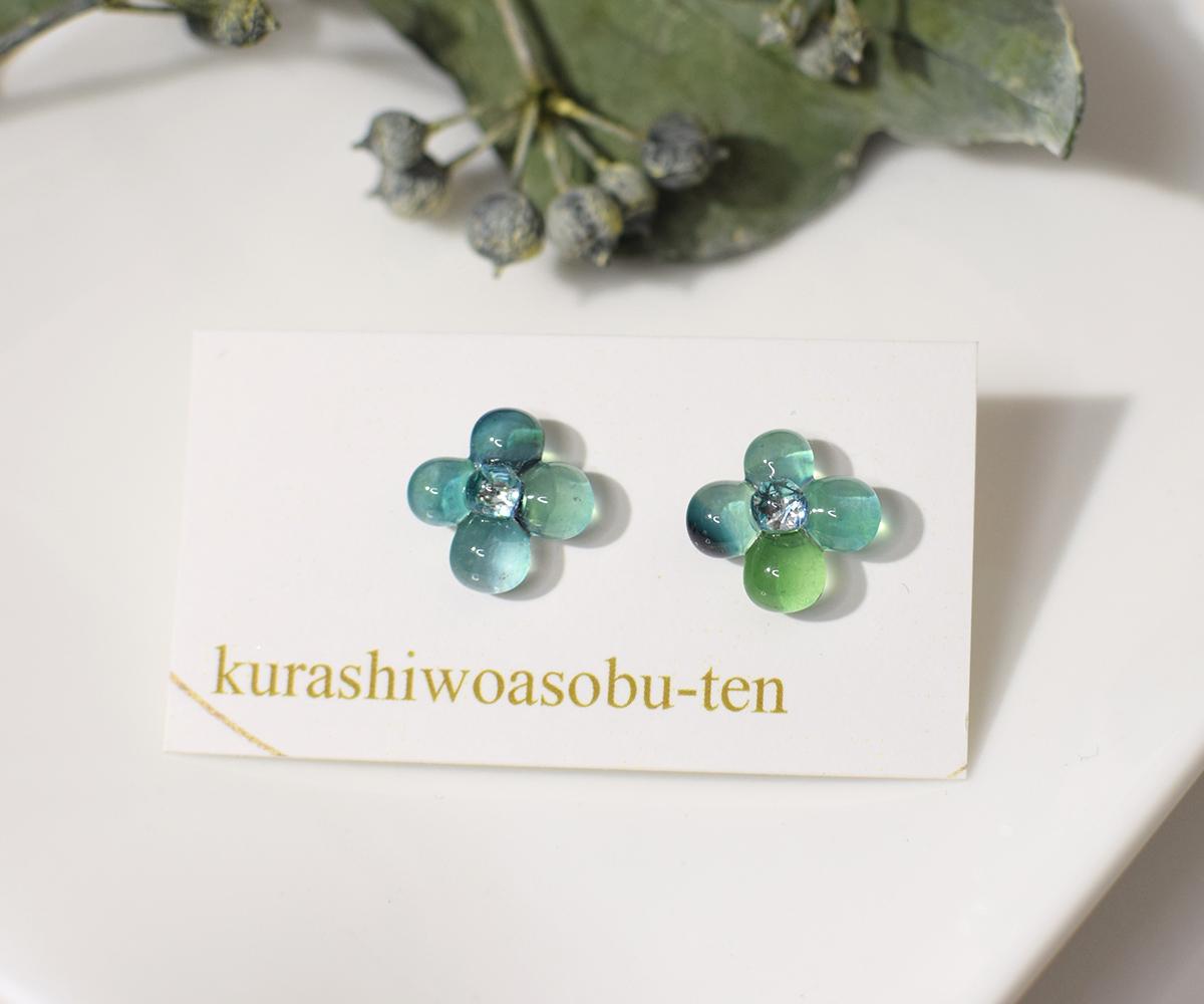 ぷっくり小花ガラスのピアス（グラデーショングリーン） | 4枚目