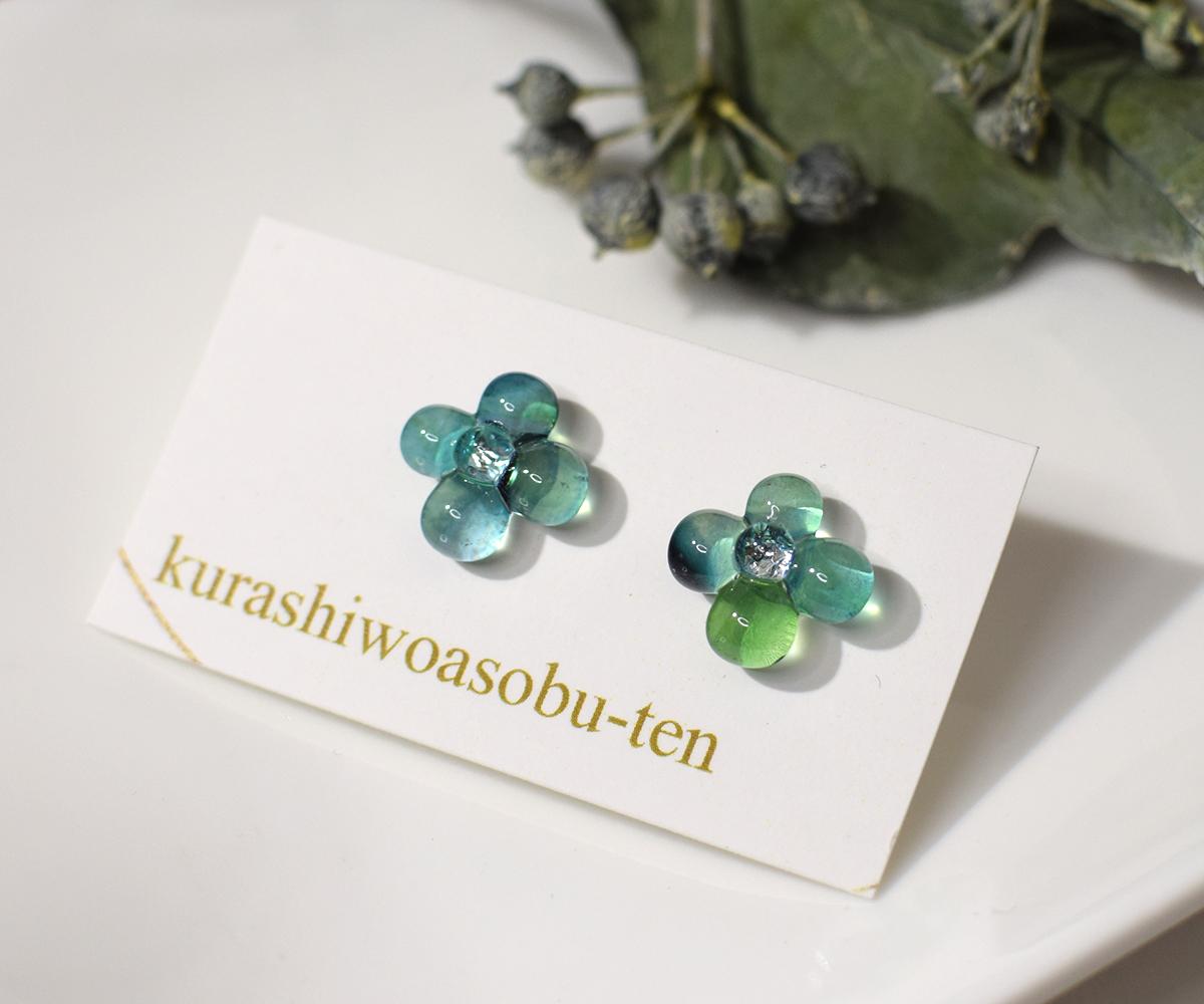 ぷっくり小花ガラスのピアス（グラデーショングリーン） | 5枚目