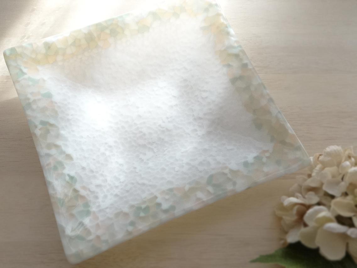 淡色モザイク・ガラスの角皿1枚目の画像