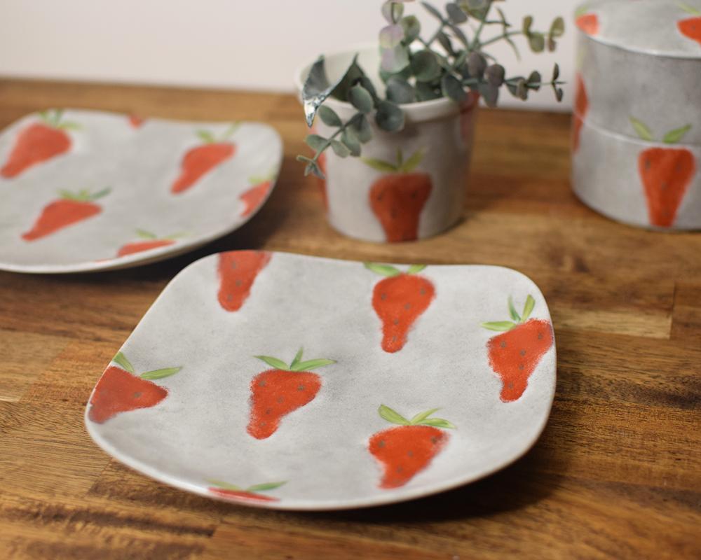 いちご×グレーの四角皿15㎝ | 2枚目