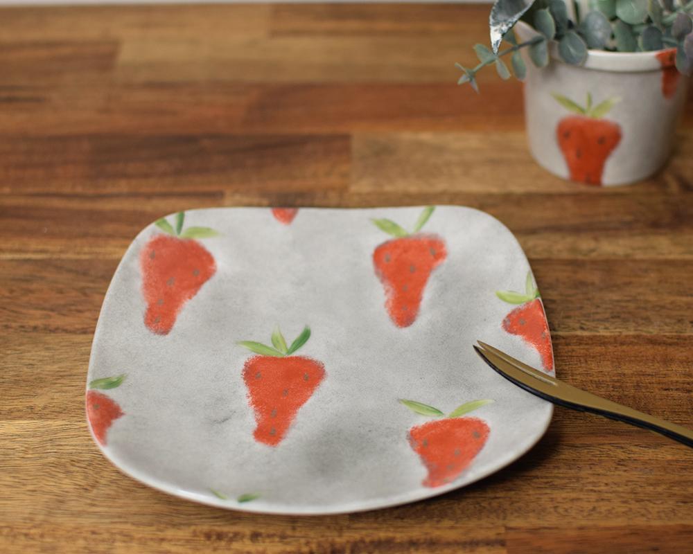いちご×グレーの四角皿15㎝ | 3枚目