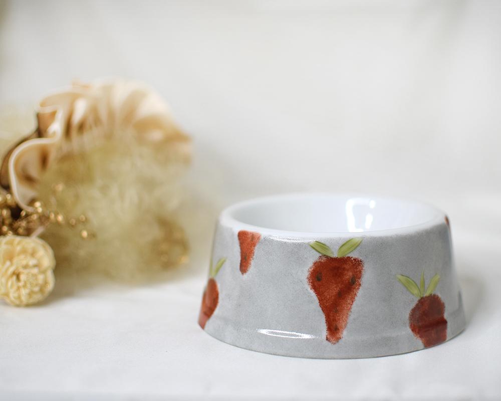 いちご×グレーペットフードボウル（限定品）1枚目の画像