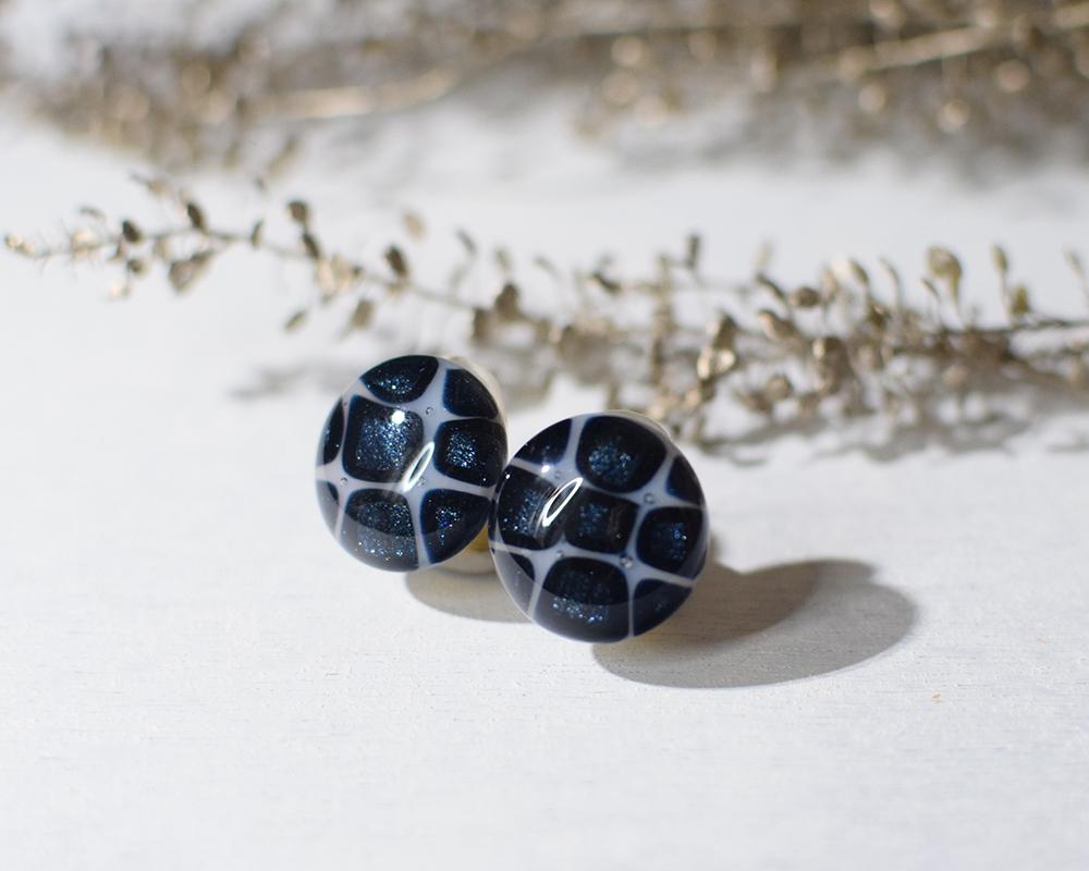 濃紺ラメ・モザイクガラスのイヤリング1枚目の画像
