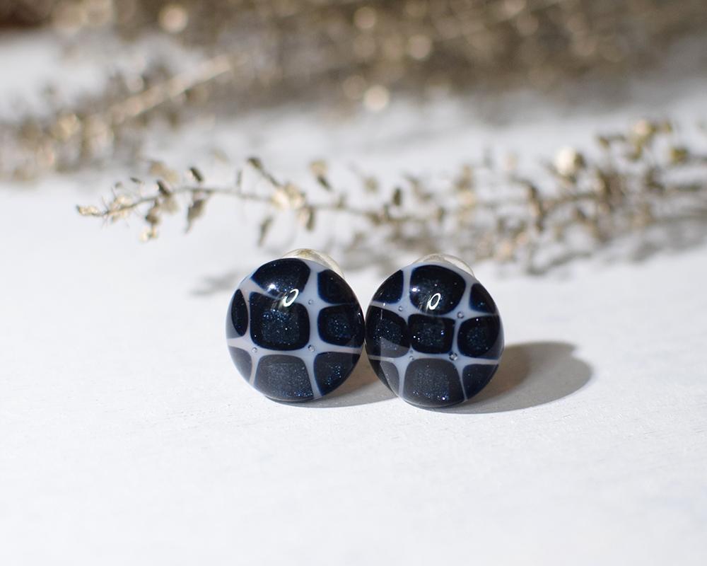 濃紺ラメ・モザイクガラスのイヤリング | 3枚目