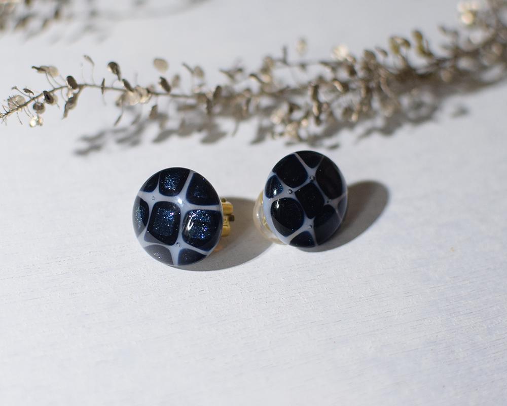 濃紺ラメ・モザイクガラスのイヤリング | 5枚目
