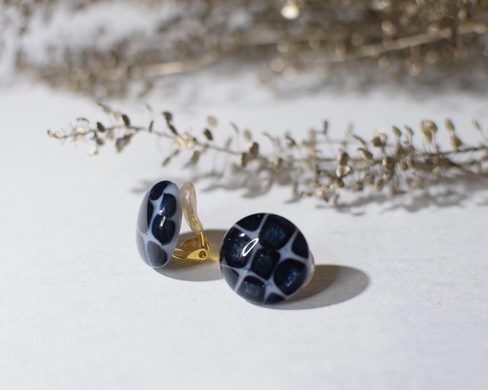 濃紺ラメ・モザイクガラスのイヤリング | 6枚目