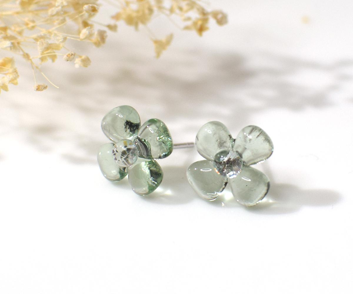ぷっくり小花ガラスのピアス(ペールグリーン) | 2枚目