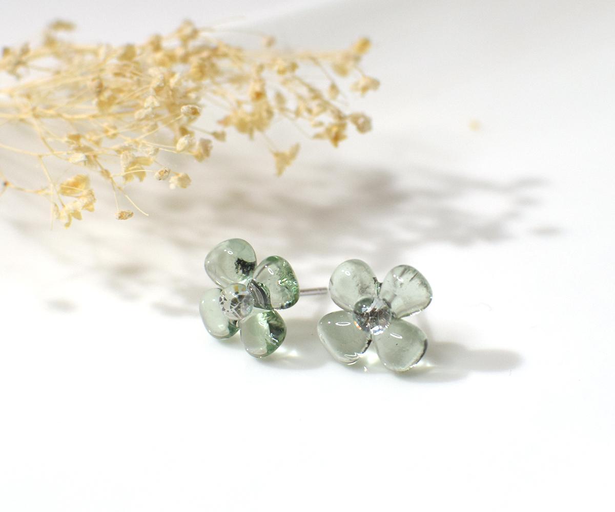 ぷっくり小花ガラスのピアス(ペールグリーン) | 3枚目